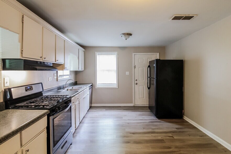 Building Photo - 1135 Clark St