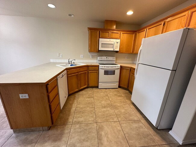 Building Photo - MOVE IN SPECIAL! Spacious 2 Bedroom, 2.5 b...