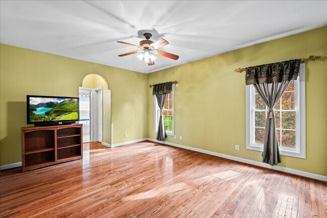 Building Photo - **Charming 3-Bedroom Rambler on 3 Acres in...