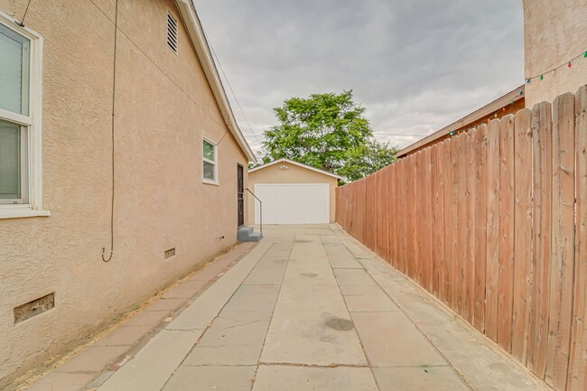 Building Photo - Remodeled 1 Bed with Private Yard & Parking – Don’t Miss This!