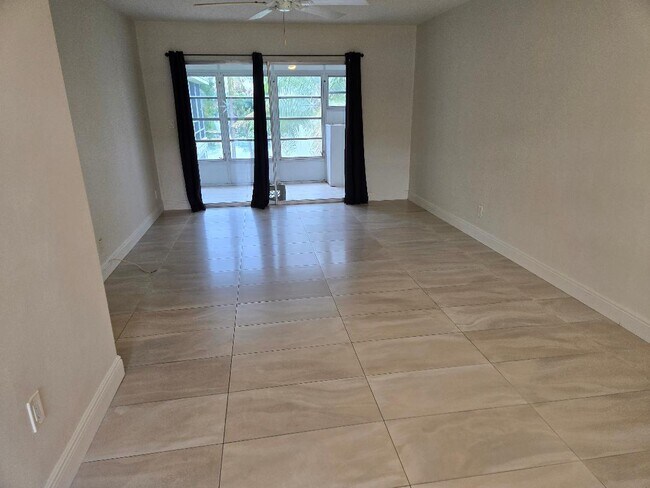 Building Photo - 960 Crystal Lake Dr