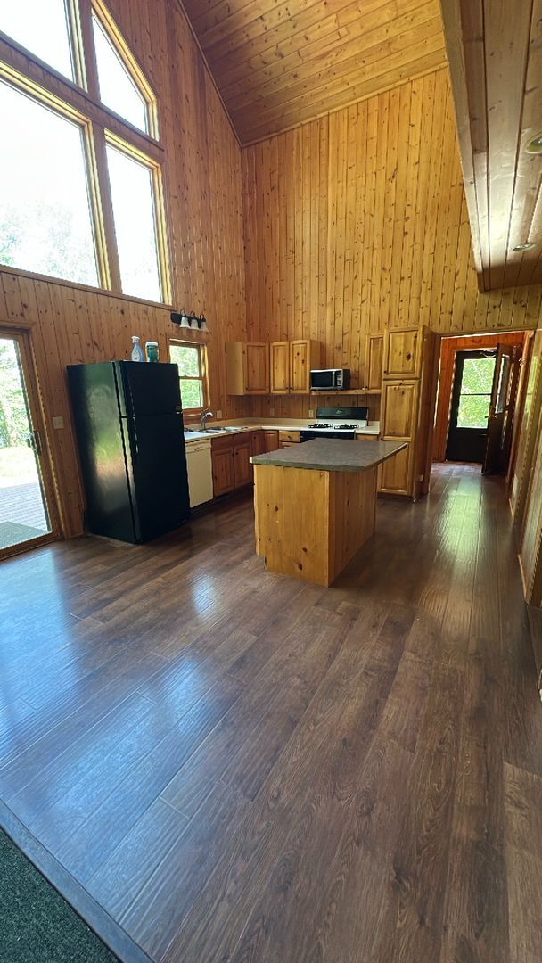 Building Photo - 3 Bedroom Plus loft, 1-3/4 Bathrooms Home in Brainerd, MN on Lake Hartley