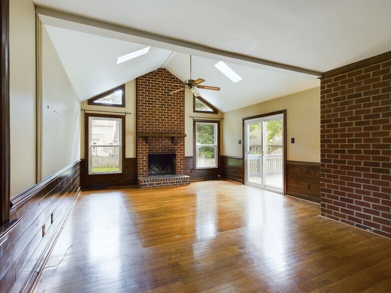 Building Photo - 404 Old Country Terrace