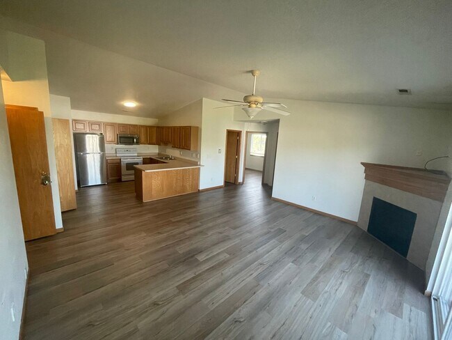 Building Photo - AVAILABLE NOW!!!  2 bedroom, 1 bath condo ...