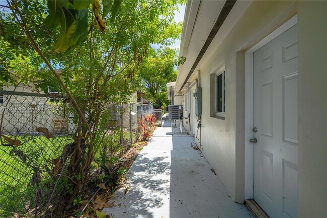 Building Photo - 1701 NW 19th Ave