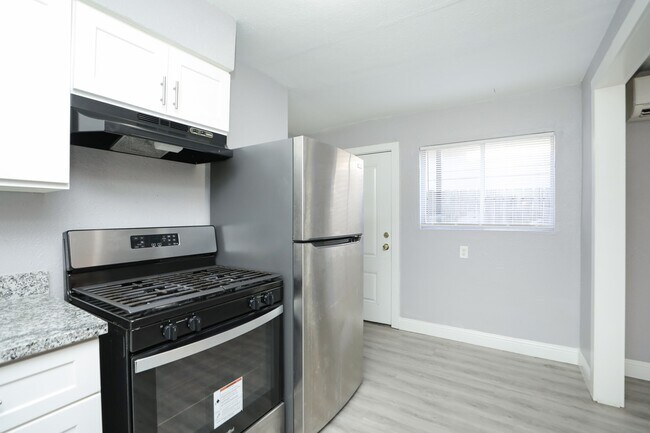 Building Photo - 8127 Colonial Ln