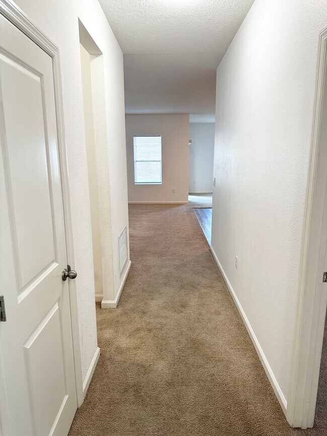 Building Photo - Private Back Yard! - 3 Bedroom 2 Bathroom ...