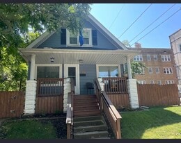 Building Photo - 1121 E Pleasant St