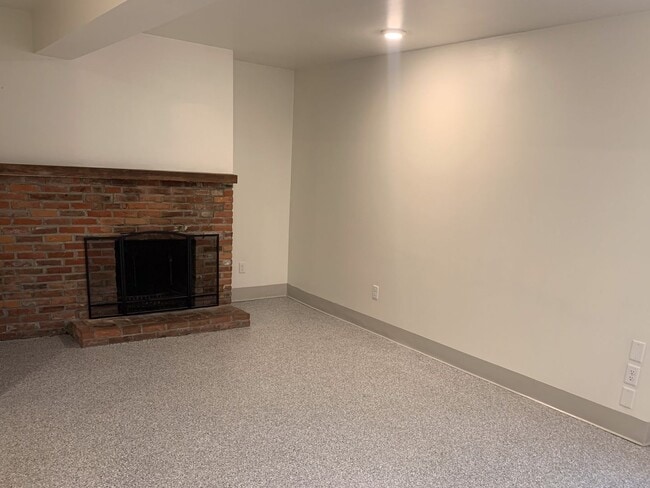 Building Photo - Spacious 3-Bedroom Apartment Near UVM with Private Entrance & Parking