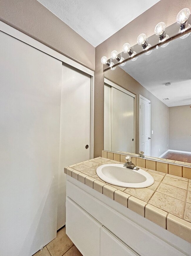 Building Photo - Charming 2BD/2.5BA Townhouse in Bankers Hi...
