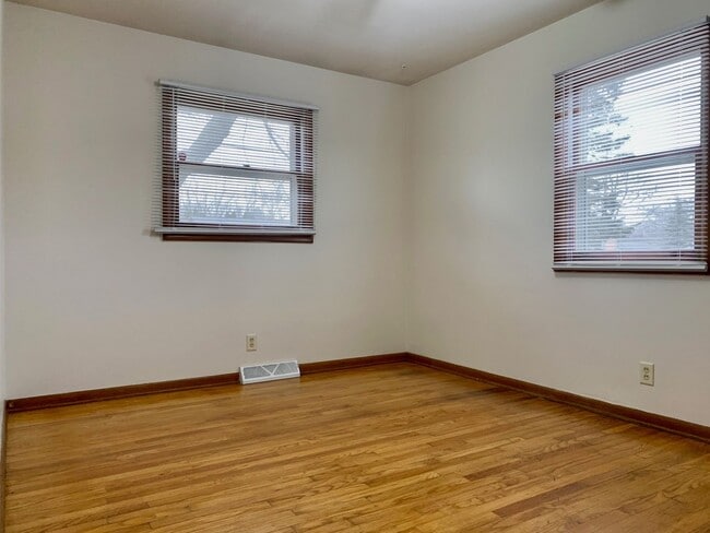 Building Photo - Three Bedroom Home in Kenowa Hills