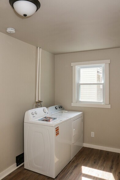 Building Photo - 489 Evergreen Rd