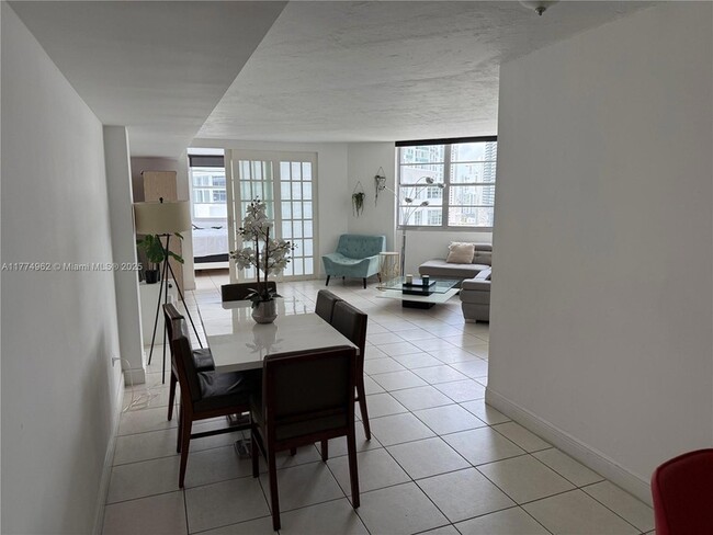 Building Photo - 801 Brickell Bay Dr