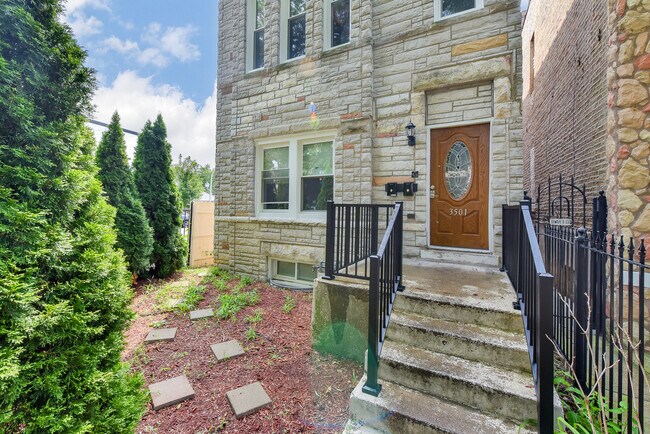 Building Photo - 3501 W Le Moyne St