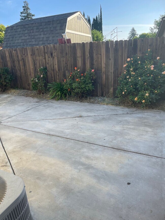 Building Photo - Updated HalfPlex Ready To Move In