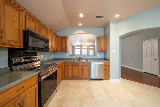 Building Photo - 1435 Bluff Forest