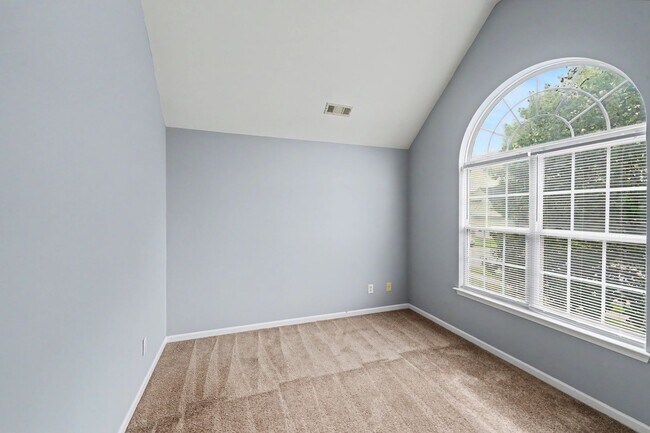 Building Photo - Spacious 4BR Home with Fenced Yard in University City!