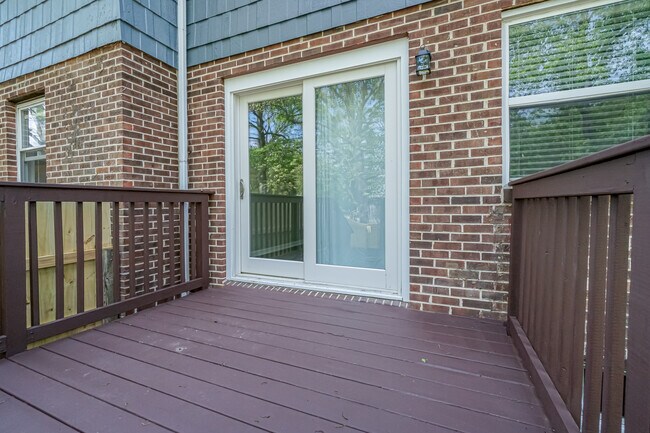 Building Photo - 6 Jamestown Ct