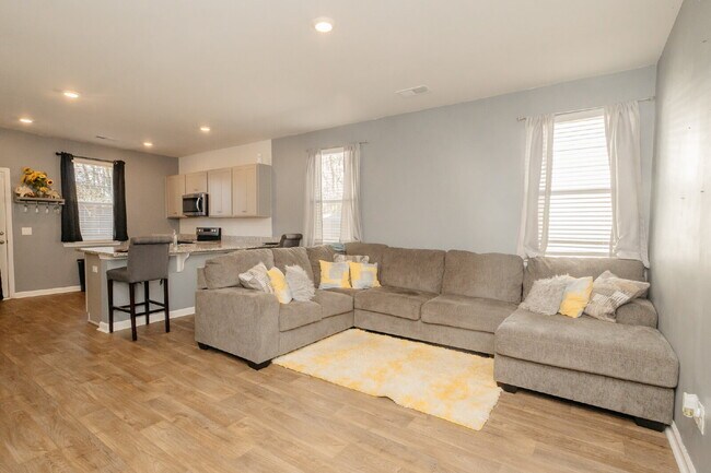 Building Photo - "One Level, Charming 3 bedroom 2 Bath in Goose Creek – 1256 Sq Ft of Comfort!"