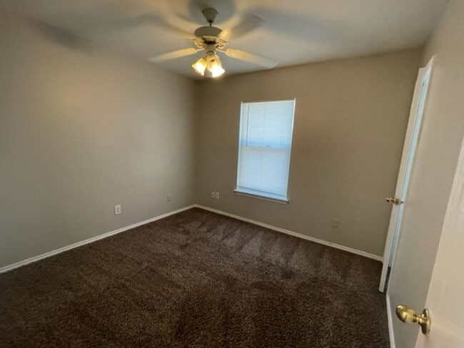 Building Photo - Spacious 3 Bedroom 2 Bath