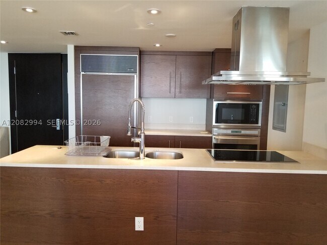 Building Photo - 495 Brickell Ave