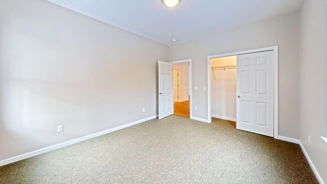 Building Photo - 2 bed, 1 bath apartment with washer and dryer included (85 Griffin Ln #102)