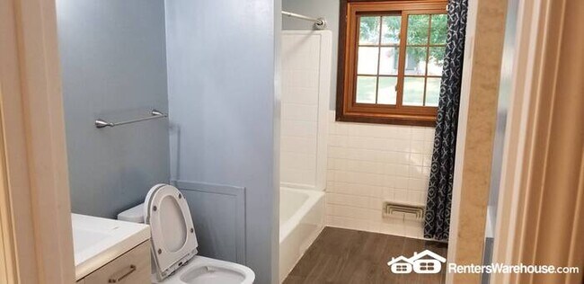 Building Photo - Available Now = 4 Bedroom 2 Bath Updated H...