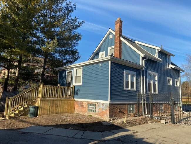 Building Photo - $1,300 - Newly 3 Bedroom 2 Bath