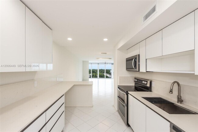 Building Photo - 600 Grapetree Dr