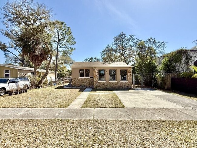 Building Photo - 1828 20th Ave S