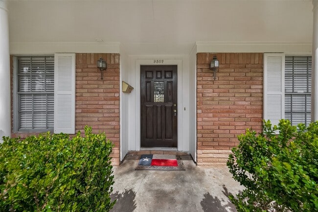 Building Photo - 9502 Skyline Dr