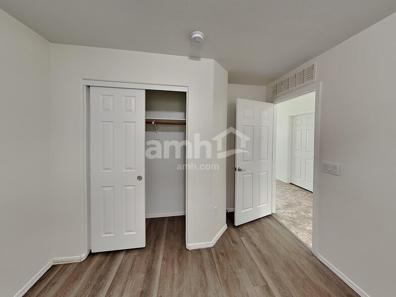 Building Photo - 1281 W Molinetto Dr