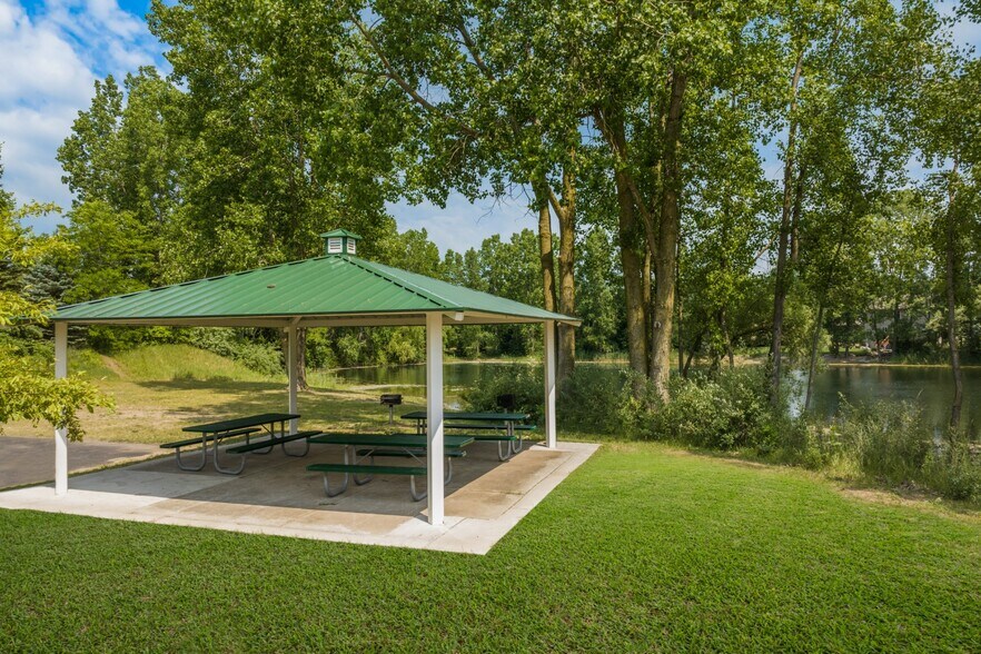 Building Photo - 3683 Pinoak St