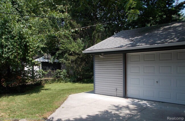 Building Photo - 2205 E 10 Mile Rd