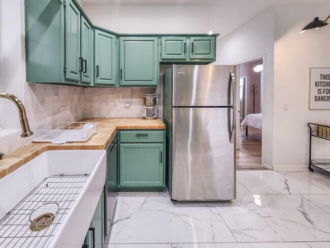 Building Photo - 1411 W Grand Ave