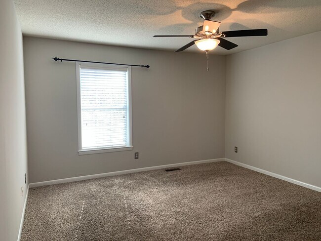 Building Photo - Wonderfully Maintained Ranch in North Oaks!