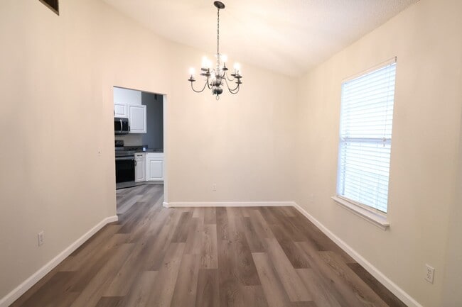 Building Photo - 3 bed 2 bath home in a quiet neighborhood