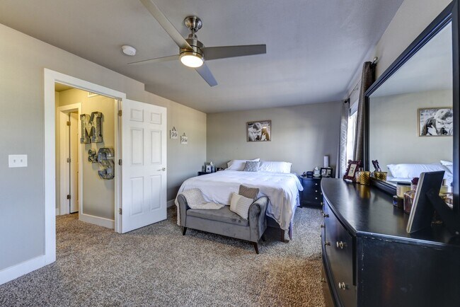 Building Photo - Amazing 3 Bedroom 3 Bath Home (1800sqft+) ...