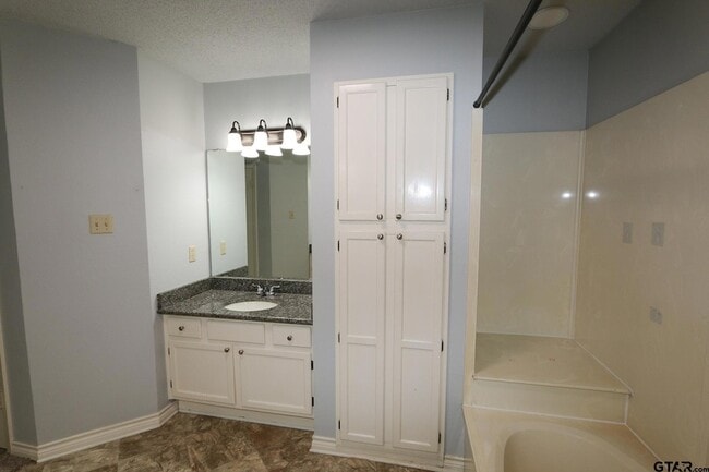 Building Photo - 963 Creekside Drive