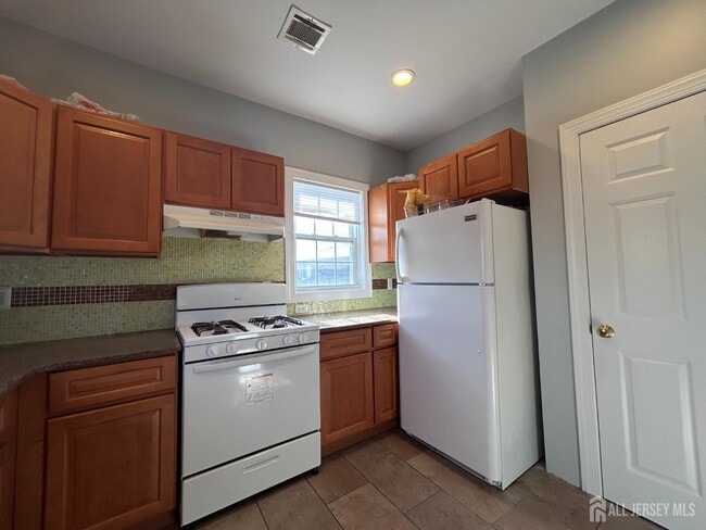 Building Photo - 664 Amboy Ave