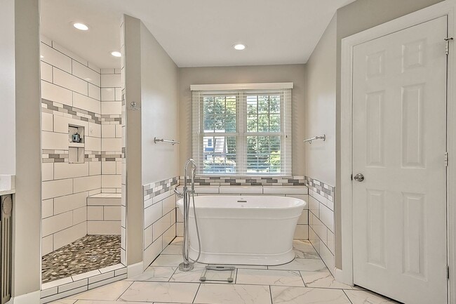 Building Photo - 9 Wayland Ct