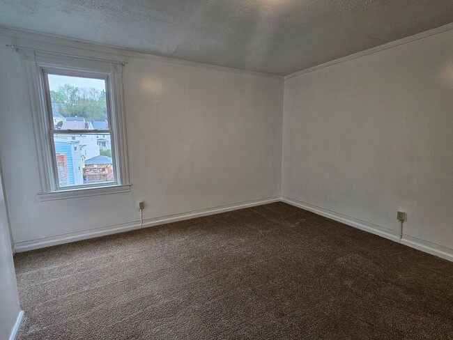 Building Photo - Spacious 3 bedroom 1 bath townhouse for re...