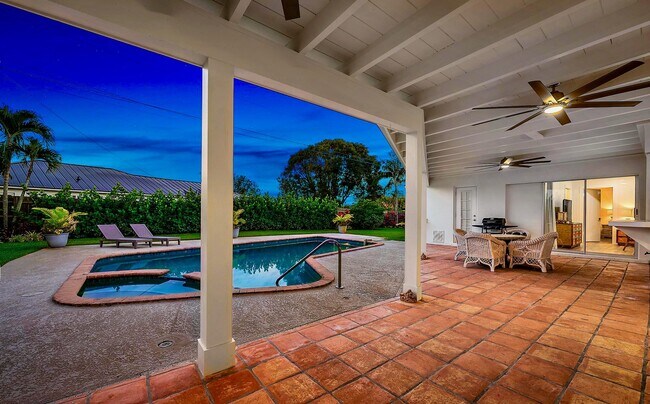 Building Photo - 305 Country Club Dr