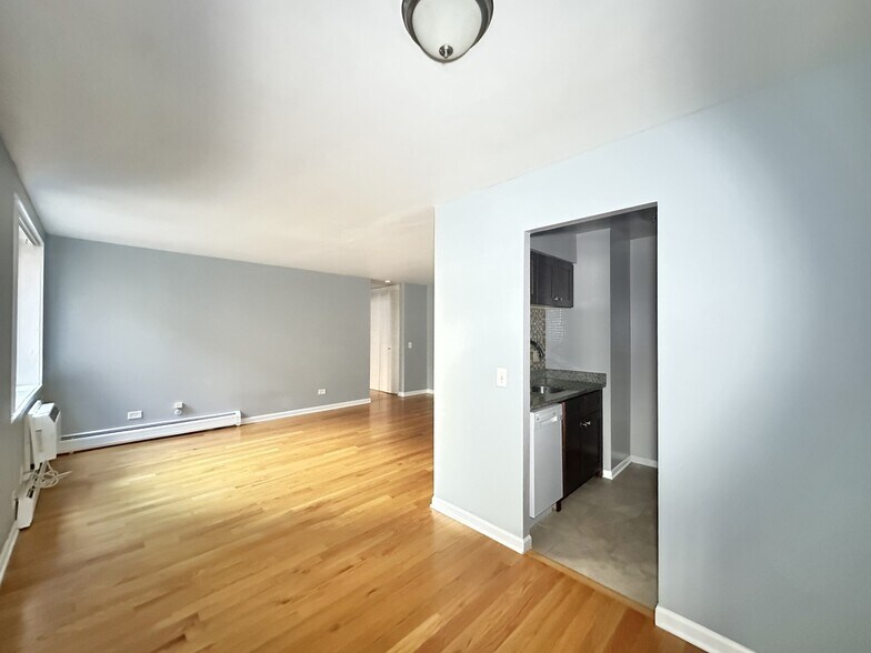 Building Photo - 5820 N Sheridan Rd