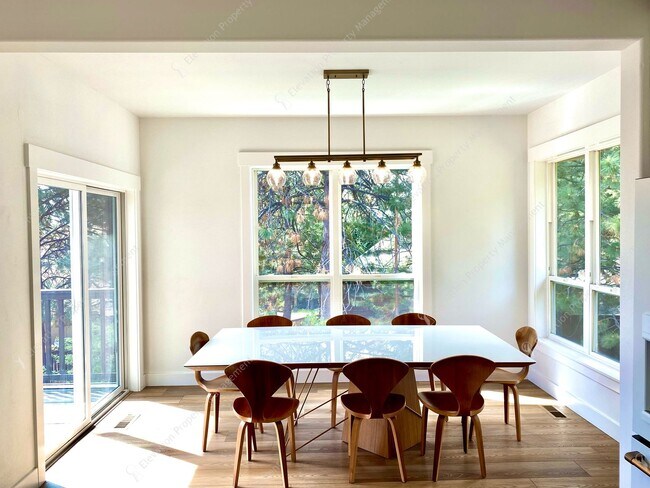 Building Photo - Elegant Awbrey Butte Home | Unfurnished | ...