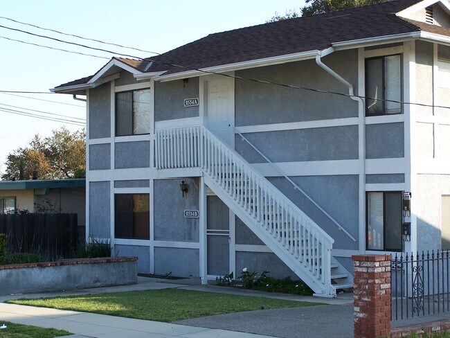 Upper unit of duplex - 2536 Hermosa Ave