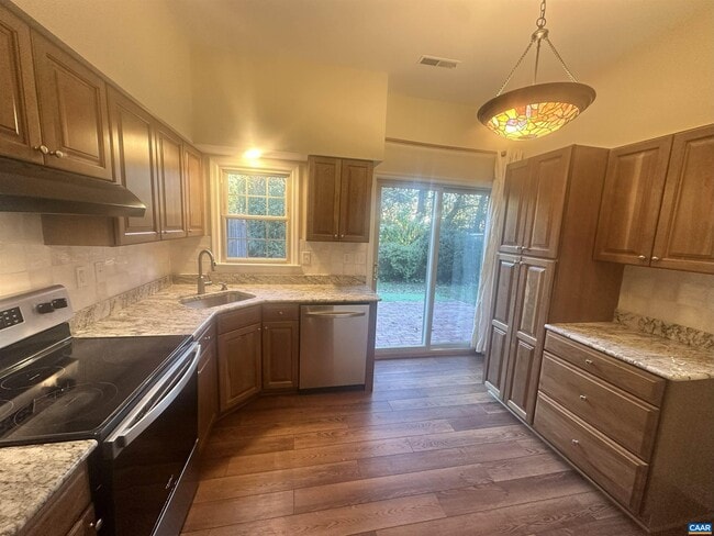 Building Photo - 933 Huntwood Ln