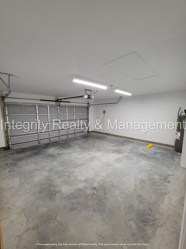 Building Photo - Newer 4 Br, 2 Bath home