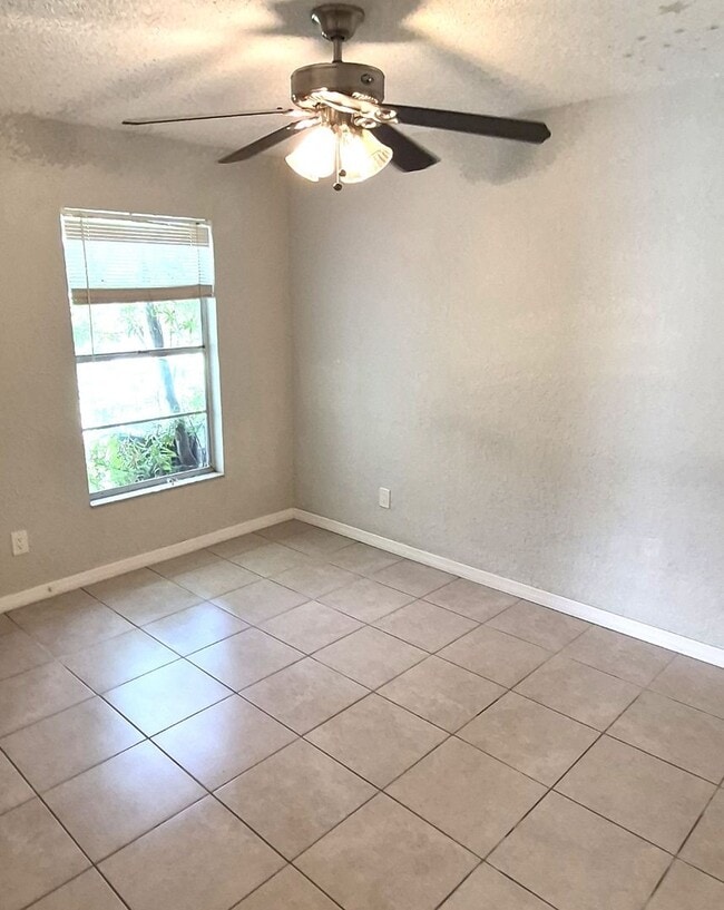 Building Photo - 2 bedroom 1 bath - Move in special