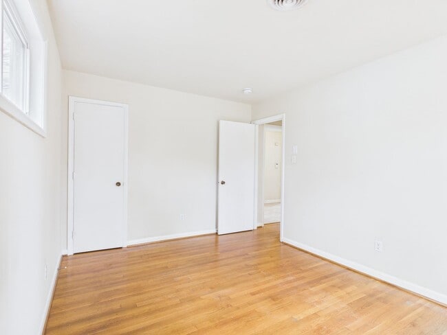 Building Photo - 1018 Barlen Dr